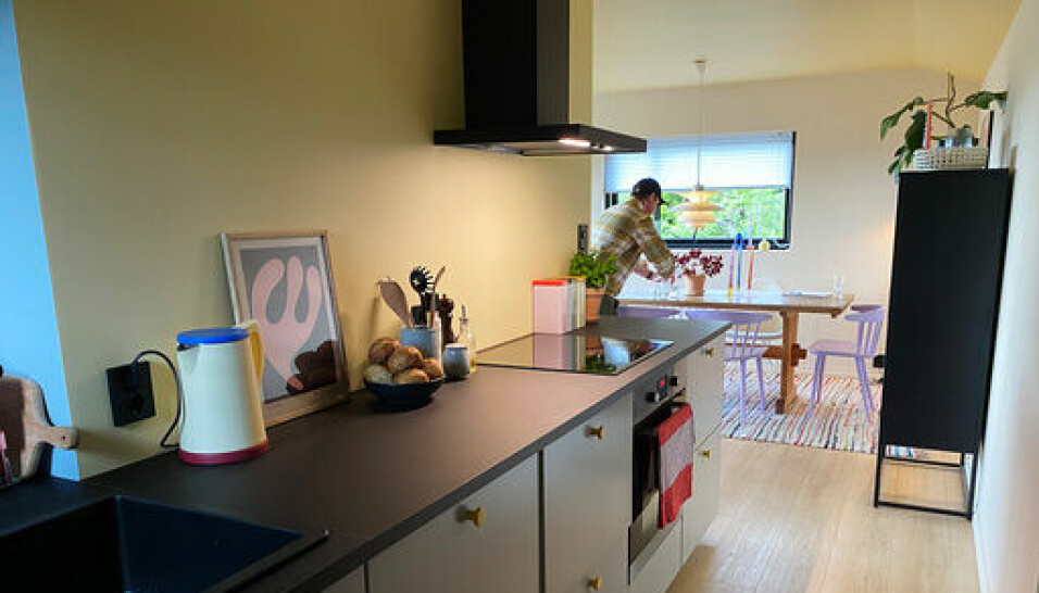 KJØKKEN: Det enkle kjøkkenet er oppgradert med gule knotter.