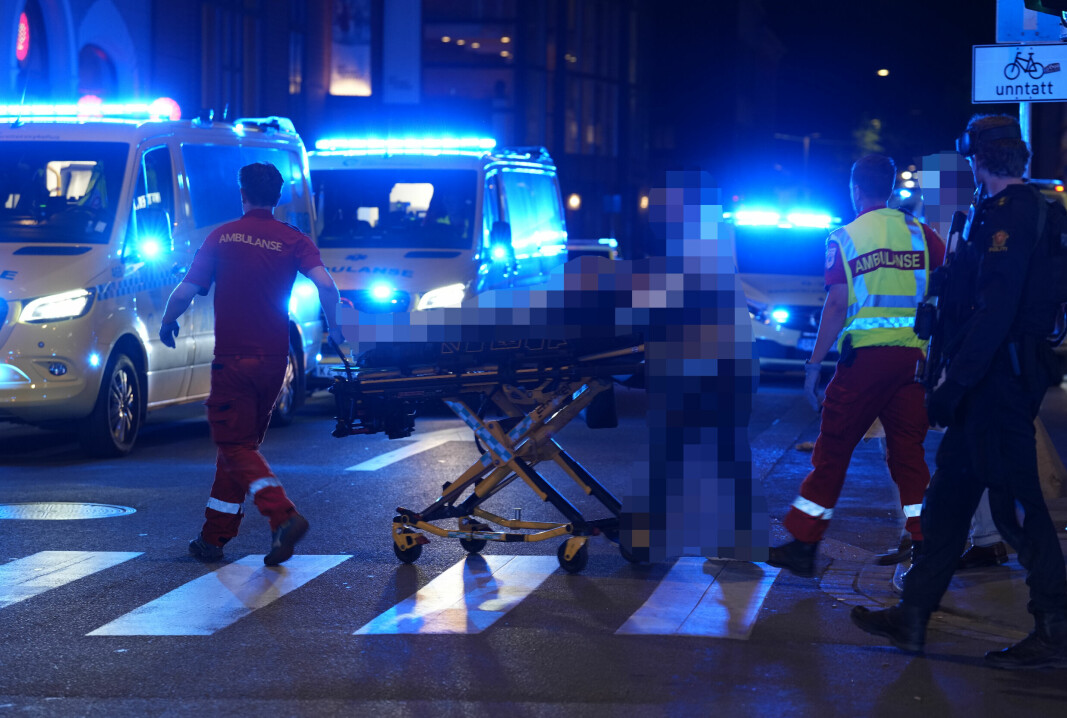 Det er avfyrt flere skudd i 1.15-tiden natt til lørdag på utsiden av London pub i sentrum av Oslo. Flere er skadd, opplyser politiet.