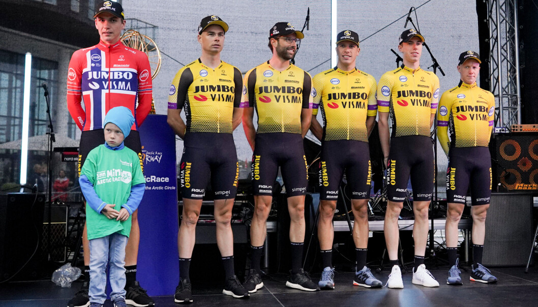 Jumbo-Visma-direktør Merijn Zeeman må følge laget digitalt under starten av Tour de France etter at han testet positivt for korona. Jumbo-Visma-direktør Merijn Zeeman må følge laget digitalt under starten av Tour de France etter at han testet positivt for korona.