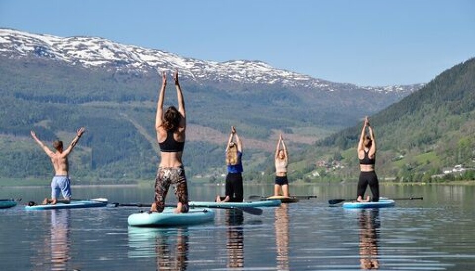 BALANSE: SUP-yoga utfyller og forsterker tradisjonell yoga på flere måter, sier instruktør Ylva Hatlebrekke. Her fra Voss.