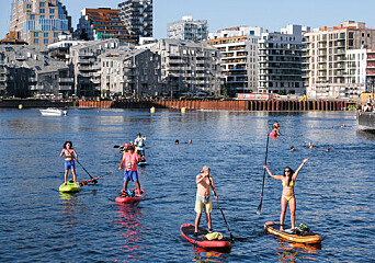 FOLKESPORT: Brettpadling omtales ofte som en av verdens raskest voksende vannsporter. Her er medlemmer av gruppa «SUP i Oslo» på vei ut mot Sørenga FOLKESPORT: Brettpadling omtales ofte som en av verdens raskest voksende vannsporter. Her er medlemmer av gruppa «SUP i Oslo» på vei ut mot Sørenga