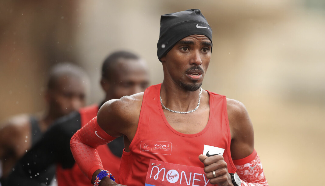 Fire ganger olympisk mester Farah har avslørt at han ble brakt ulovlig inn i Storbritannia fra Djibouti under navnet til et annet barn. Her setter han tempoet London maraton i 2020