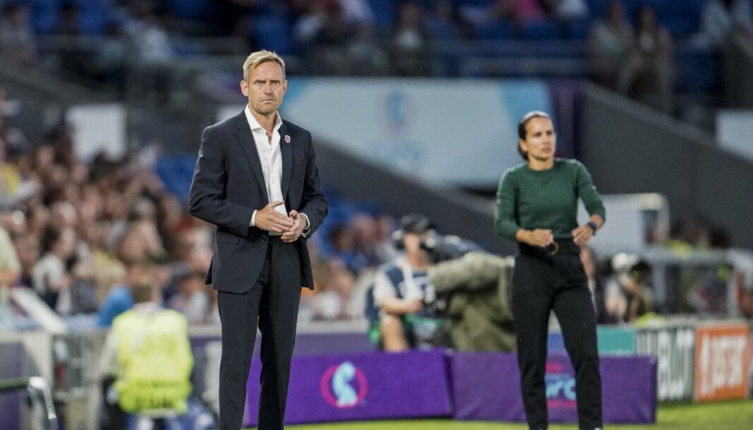 Norges landslagssjef Martin Sjögren under fotballkampen i gruppspillet gruppe A mellom Østerrike og Norge under fotball EM for kvinner 2022. Tvilsomt om han har jobb når sommerferien nå starer for det norske damlelandslaget. Norges landslagssjef Martin Sjögren under fotballkampen i gruppspillet gruppe A mellom Østerrike og Norge under fotball EM for kvinner 2022. Tvilsomt om han har jobb når sommerferien nå starer for det norske damlelandslaget.