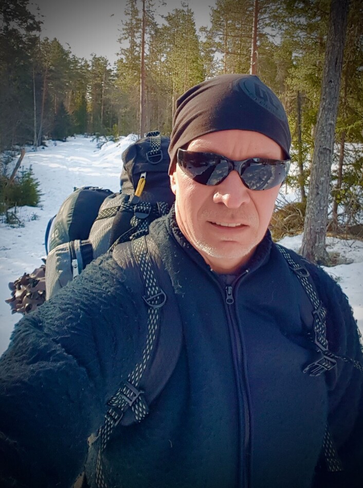 Torstein Sætre tok de unike bildene av elgen som dykker. Torstein Sætre tok de unike bildene av elgen som dykker.