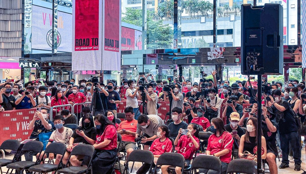 Fotballfeber i HongKong. Her venter presse og publikum på en pressekonferanse.
