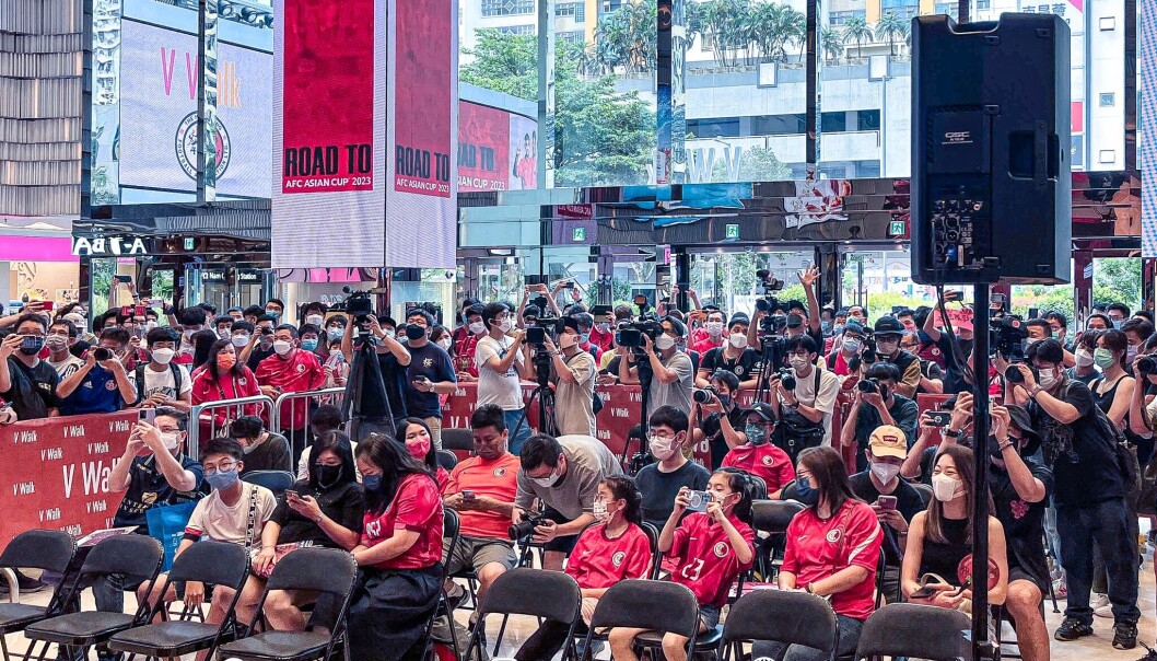 Fotballfeber i HongKong. Her venter presse og publikum på en pressekonferanse. Fotballfeber i HongKong. Her venter presse og publikum på en pressekonferanse.