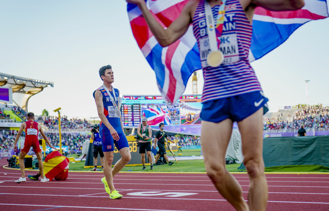 Jakob Ingebrigtsen etter at han tok sølvmedaljen bak vinner Jake Wightman i 1500m i VM i friidrett 2022 på Hayward Field i Eugene, Oregon.