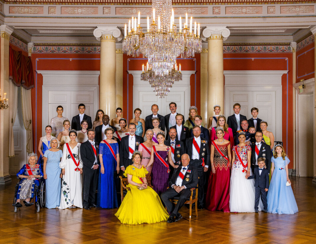 Kongelig familiebilde i lille festsal på slottet i forbindelse med feiringen av prinsesse Ingrid Alexandras myndighetsdag og gallamiddag på slottet.Foran: Prinsesse Ingrid Alexandra mellom dronning Sonja og kong Harald.Første rad fra venstre:Prinsesse Astrid, Marit Tjessem, kronprinsesse Mary, kronprins Frederik, dronning Mathilde, kong Felipe, kronprinsesse Mette-Marit, kronprins Haakon, kong Willem Alexander, dronning Maxima, kronprinsesse Victoria, prins Daniel, prinsesse Estelle, og prins Oscar.Andre rad fra venstre:Emma Tallulah Behn, Leah Isadora Behn, Maud Angelica Behn, Durek Verret, prinsesse Märtha Louise, prinsesse Elisabeth, Marius Borg Høiby, prins Sverre Magnus, prinsesse Catharina-Amalia, arvestorhertug Guillaume, arvestorhertuginne Stephanie og prins Charles.Tredje rad fra venstre:Rosario Nadal, prins Tassilo, Prinsesse Olimpia Preslavska, Prinsesse Mafalda Cecilia Preslavska, Katharine Jibba Butler, prins Kyril, kronprins Pavlos, prinsesse Marie Chantal, prinsesse Olympia, prins Constantine og prins Aristides. Kongelig familiebilde i lille festsal på slottet i forbindelse med feiringen av prinsesse Ingrid Alexandras myndighetsdag og gallamiddag på slottet.Foran: Prinsesse Ingrid Alexandra mellom dronning Sonja og kong Harald.Første rad fra venstre:Prinsesse Astrid, Marit Tjessem, kronprinsesse Mary, kronprins Frederik, dronning Mathilde, kong Felipe, kronprinsesse Mette-Marit, kronprins Haakon, kong Willem Alexander, dronning Maxima, kronprinsesse Victoria, prins Daniel, prinsesse Estelle, og prins Oscar.Andre rad fra venstre:Emma Tallulah Behn, Leah Isadora Behn, Maud Angelica Behn, Durek Verret, prinsesse Märtha Louise, prinsesse Elisabeth, Marius Borg Høiby, prins Sverre Magnus, prinsesse Catharina-Amalia, arvestorhertug Guillaume, arvestorhertuginne Stephanie og prins Charles.Tredje rad fra venstre:Rosario Nadal, prins Tassilo, Prinsesse Olimpia Preslavska, Prinsesse Mafalda Cecilia Preslavska, Katharine Jibba Butler, prins Kyril, kronprins Pavlos, prinsesse Marie Chantal, prinsesse Olympia, prins Constantine og prins Aristides.