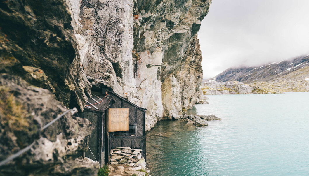 I hjertet av Tafjordfjella ligger ei bitte lita hytte godt gjemt under en berghammer som stuper ned i et vann. Dette er hytta hvor motstandsmennene Joachim Rønneberg, Birger Strømsheim og Olav Aarsæther bodde deler av det siste krigsåret.