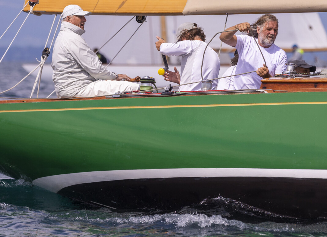 Kong Harald og hans mannskap ombord i båten Sira under VM i seiling for 8-metere i Geneve i Sveits. Kong Harald og hans mannskap ombord i båten Sira under VM i seiling for 8-metere i Geneve i Sveits.