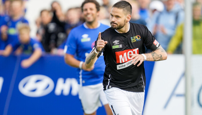 MOT Norge kjendislags Chris Holsten scorte første mål under verdikampen i fotball på Ekebergsletta. MOT Norge kjendislags Chris Holsten scorte første mål under verdikampen i fotball på Ekebergsletta.