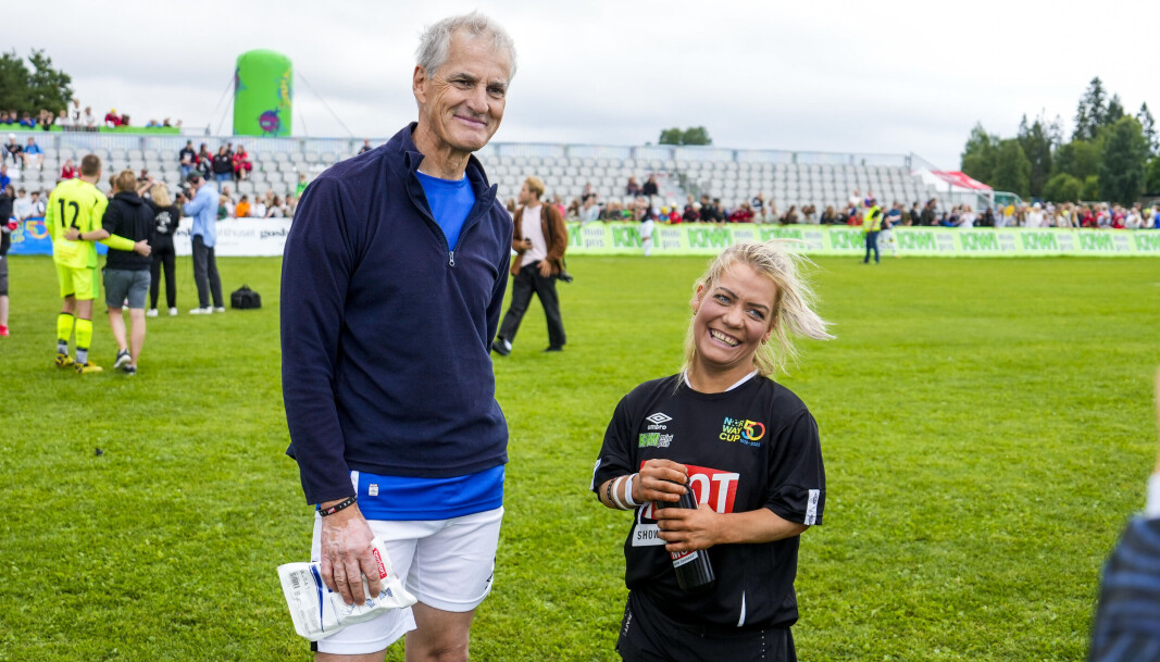 Statsminister Jonas Gahr Støre holder en ispose på beinet, og Sandra Borch under verdikampen i fotball på Ekebergsletta. Statsminister Jonas Gahr Støre holder en ispose på beinet, og Sandra Borch under verdikampen i fotball på Ekebergsletta.