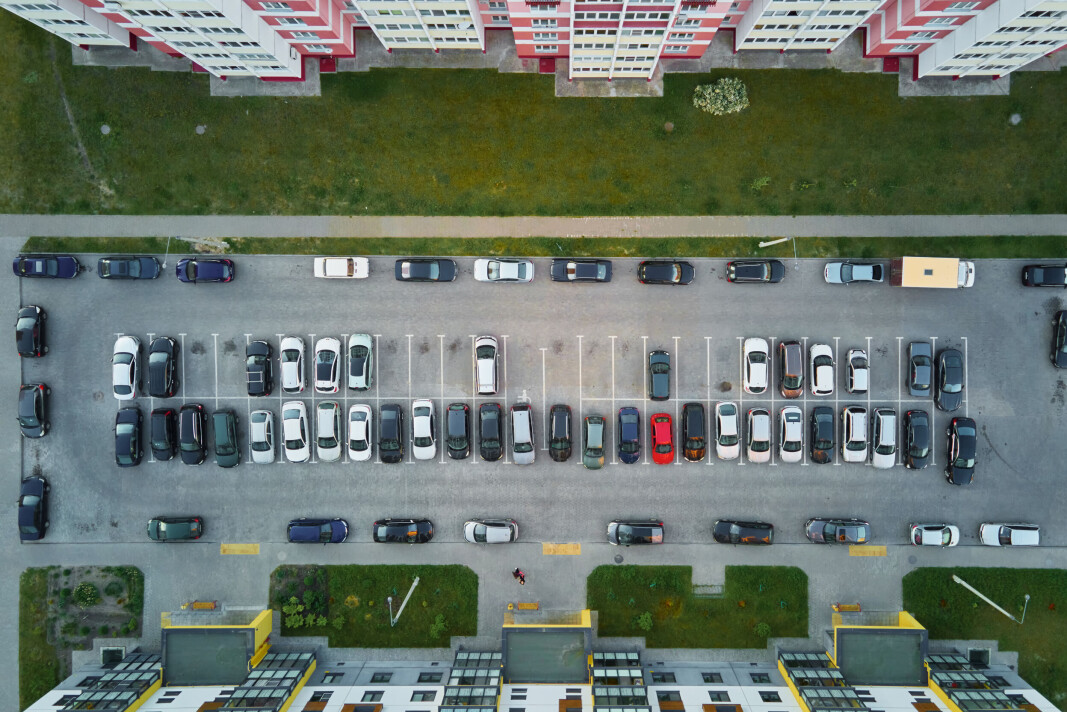 Bilene blit stadig større. Ikke parkeringsplassene. Det blir det problemer ut av. Bilene blit stadig større. Ikke parkeringsplassene. Det blir det problemer ut av.