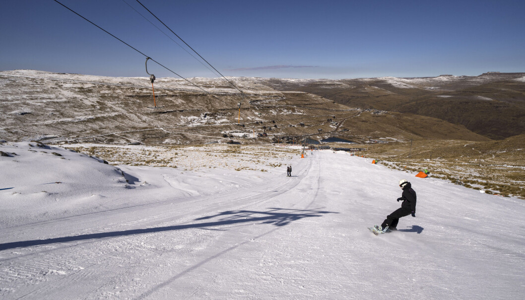 En snowboardkjører koser seg i bakkene i Afriski skianlegg nær Butha-Buthe i Lesotho. Afriski i Maluti-fjellene er Afrikas eneste skianlegg sør for ekvator En snowboardkjører koser seg i bakkene i Afriski skianlegg nær Butha-Buthe i Lesotho. Afriski i Maluti-fjellene er Afrikas eneste skianlegg sør for ekvator