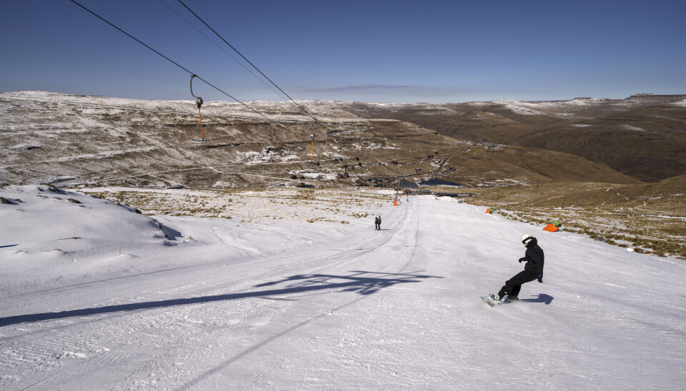 En snowboardkjører koser seg i bakkene i Afriski skianlegg nær Butha-Buthe i Lesotho. Afriski i Maluti-fjellene er Afrikas eneste skianlegg sør for ekvator