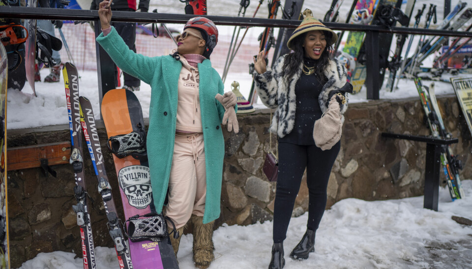 Besøkende til Afriski-anlegget tar selfies og storkoser seg i snøen. Mens millioner av mennesker over hele Europa svetter seg gjennom en sommer med rekordvarme, tilbyr Afriski i Maluti-fjellene i Lesotho en unik skiopplevelse i det sørlige Afrika.