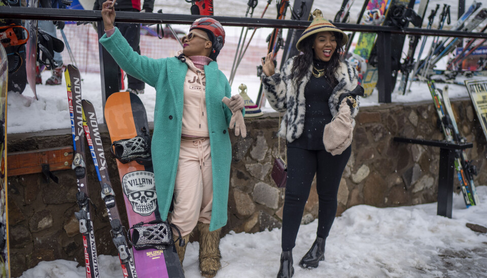 Besøkende til Afriski-anlegget tar selfies og storkoser seg i snøen. Mens millioner av mennesker over hele Europa svetter seg gjennom en sommer med rekordvarme, tilbyr Afriski i Maluti-fjellene i Lesotho en unik skiopplevelse i det sørlige Afrika. Besøkende til Afriski-anlegget tar selfies og storkoser seg i snøen. Mens millioner av mennesker over hele Europa svetter seg gjennom en sommer med rekordvarme, tilbyr Afriski i Maluti-fjellene i Lesotho en unik skiopplevelse i det sørlige Afrika.