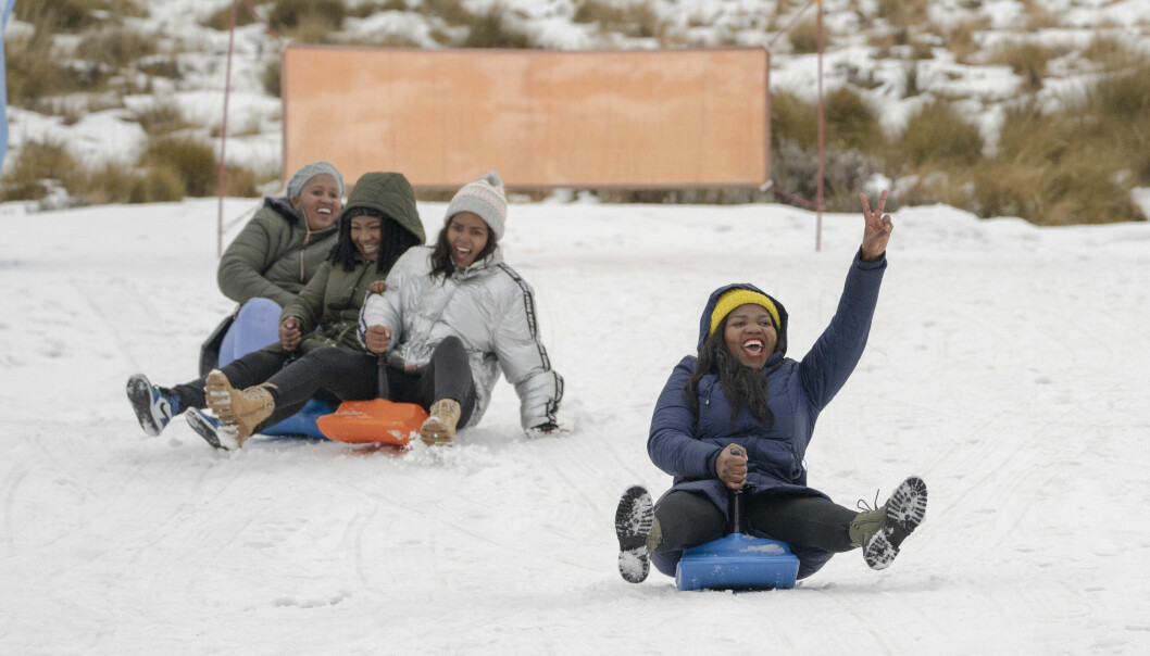 Besøkende viser ekte glede over å leke i snøen i Afriski i Lesotho i det sørlige Afrika. Snø er ikke hverdagskost ellers i Afrika