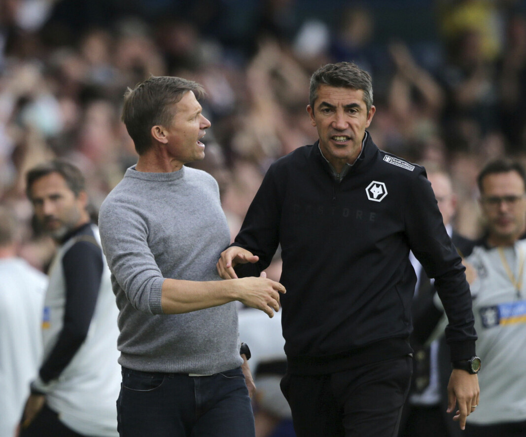 Leeds United manager Jesse Marsch, til venstre, snakker med manager i Wolverhampton Wanderers, Bruno Lag. Leeds United manager Jesse Marsch, til venstre, snakker med manager i Wolverhampton Wanderers, Bruno Lag.