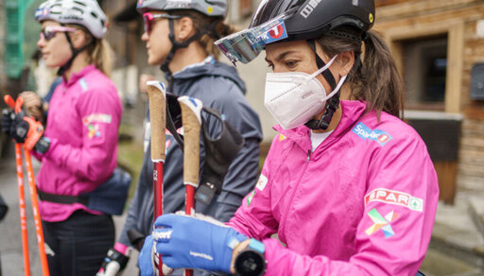 Heidi Weng og resten av langrennsløperne før en rulleskiøkt i Livigno torsdag. Foto: Heiko Junge / NTB