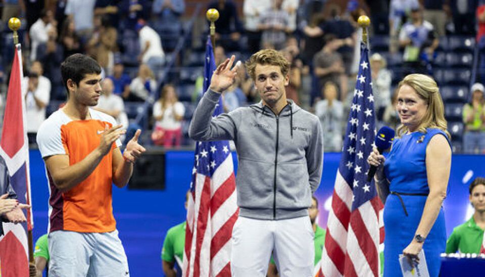 Casper Ruud takker publikum etter kampen. Til venstre US Open-vinneren Carlos Alcaraz. Foto: Pontus Höök / NTB.