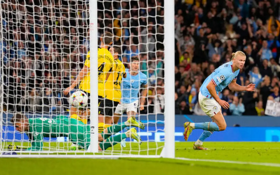 Manchester Citys Erling Braut Haaland scorer på Dortmunds keeper Alexander Meyer (t.v.) under Champions League i Manchester Foto: Fredrik Varfjell / NTB Manchester Citys Erling Braut Haaland scorer på Dortmunds keeper Alexander Meyer (t.v.) under Champions League i Manchester Foto: Fredrik Varfjell / NTB