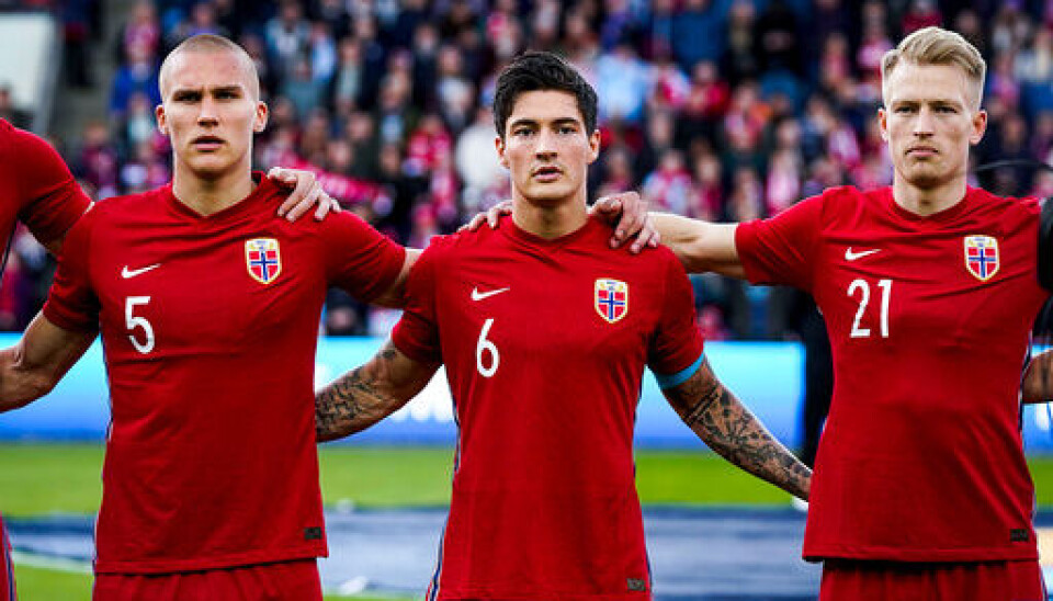 Andreas Hanche-Olsen (til høyre) og Leo Skiri Østigård (til venstre) kan bli norsk midtstopperpar mot Slovenia og Serbia. Mathias Normann er uaktuell for landslaget framover. Foto: Lise Åserud / NTB