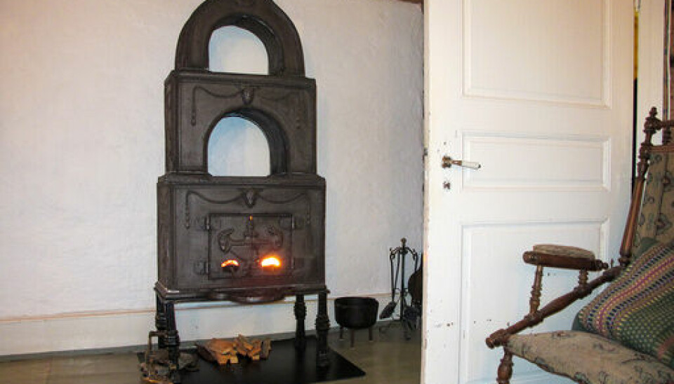 MOSSEOVN: En av de tre vedovnene i «Tantehuset» er en såkalt mosseovn, en type ovn som ble laget på 1800-tallet. Ovnen har god luftsirkulering grunnet de tre kamrene. Foto: Privat