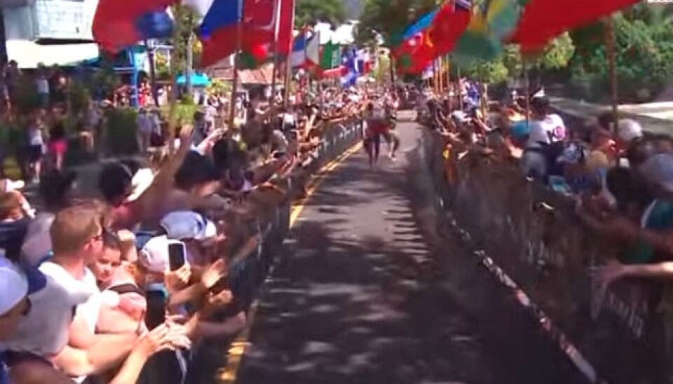 Gustav Iden ble hyllet av tusenvis av folk da han gikk i mål under Ironman på Hawai, den ultimate styrkeprøven i sport for et menneske.. Gustav Iden ble hyllet av tusenvis av folk da han gikk i mål under Ironman på Hawai, den ultimate styrkeprøven i sport for et menneske..
