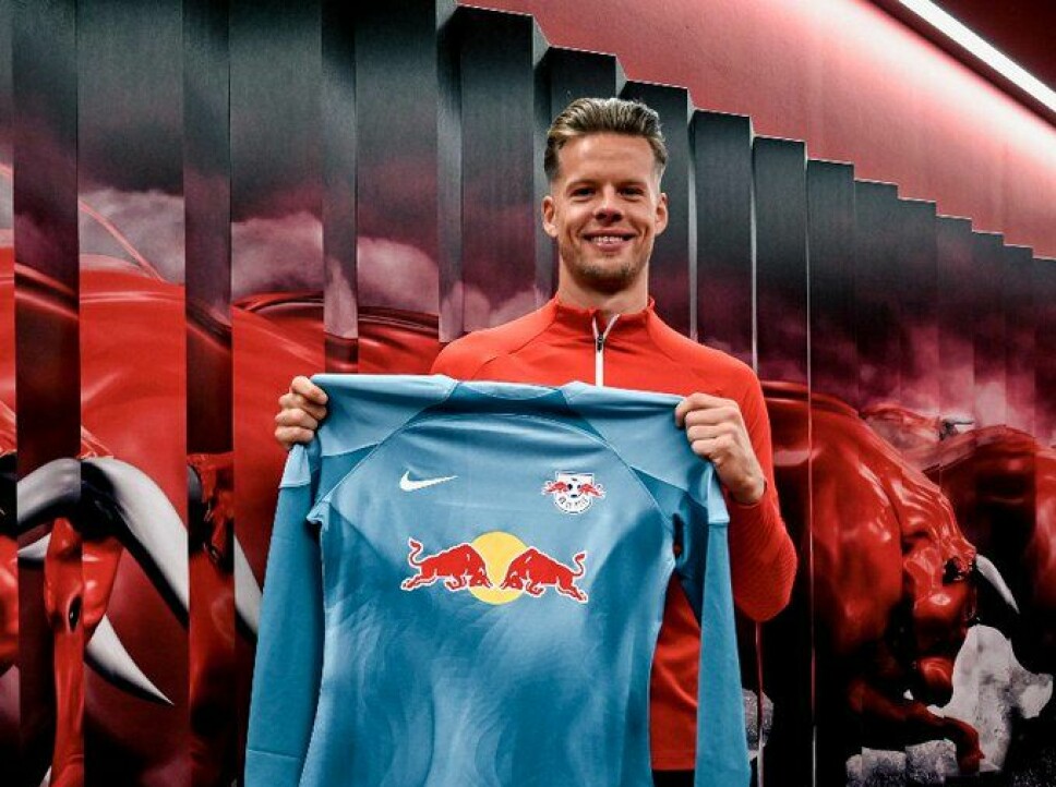 Dette bildet, tatt fra RB Leipzig sine sosiale medier, viser en lykkelig Ørjan Haåskjold Nyland som stolt viser frem keeperdrakta til den tyske storklubben.