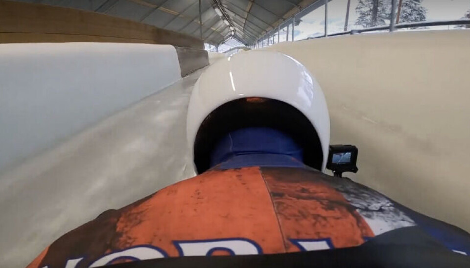 OL-mester i skeleton, maya pedersen, i livsfarlig høy hatsighet ned bobbanen i Lillehammer(Hunderfossen) OL-mester i skeleton, maya pedersen, i livsfarlig høy hatsighet ned bobbanen i Lillehammer(Hunderfossen)