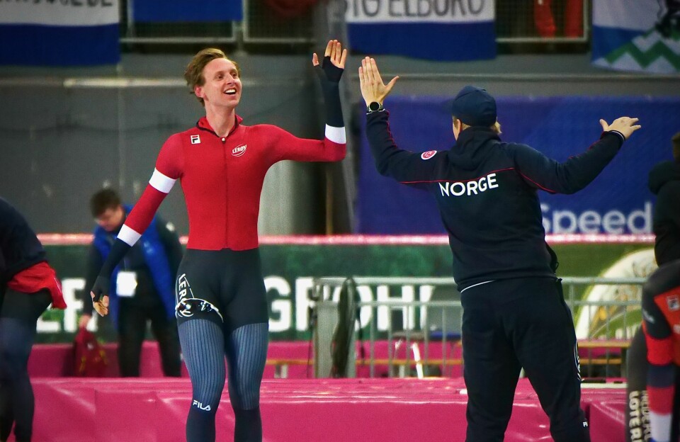 Superglad Sander Eitrem og dutto trener, Jonas Bekken etter seieren på 5000 meter.