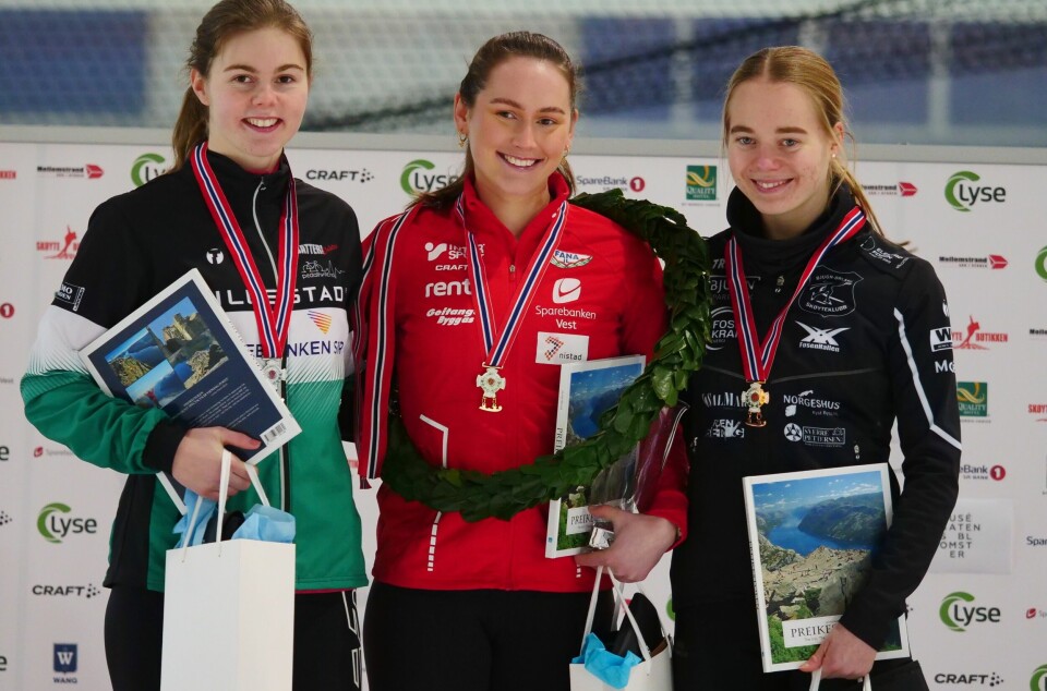 Julie Nistad Samsonsen var suveren i NM-sprint på skøyter foran Vilde Baas og Sofie Ulset.