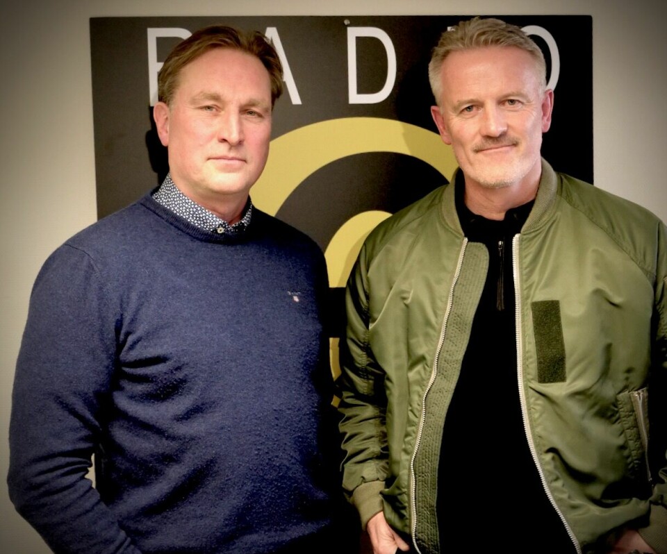 Kjell Alrich Scumann i Radio-E studio sammen med Johnny Brenna i pilotjakka.