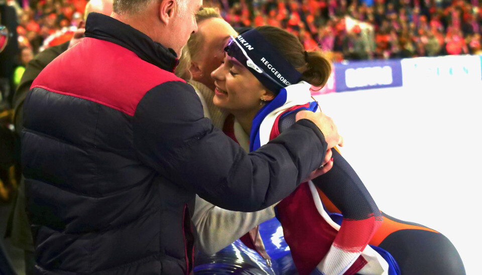 Femke Kok vant 500 meter for kvinner og fikk en godklem av mamma og pappa. Kveldens mest populære vinner på hjemmebane i Heerenveen.