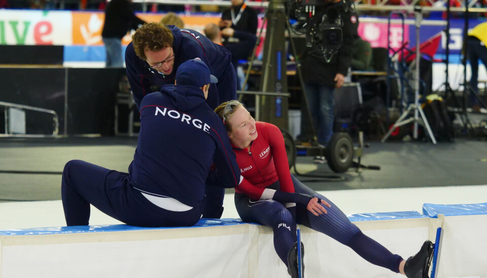 En velfortjent hvil på trenerens skulder etter en fantastisk 5000 meter og et ditto VM for Ragne Wiklund.