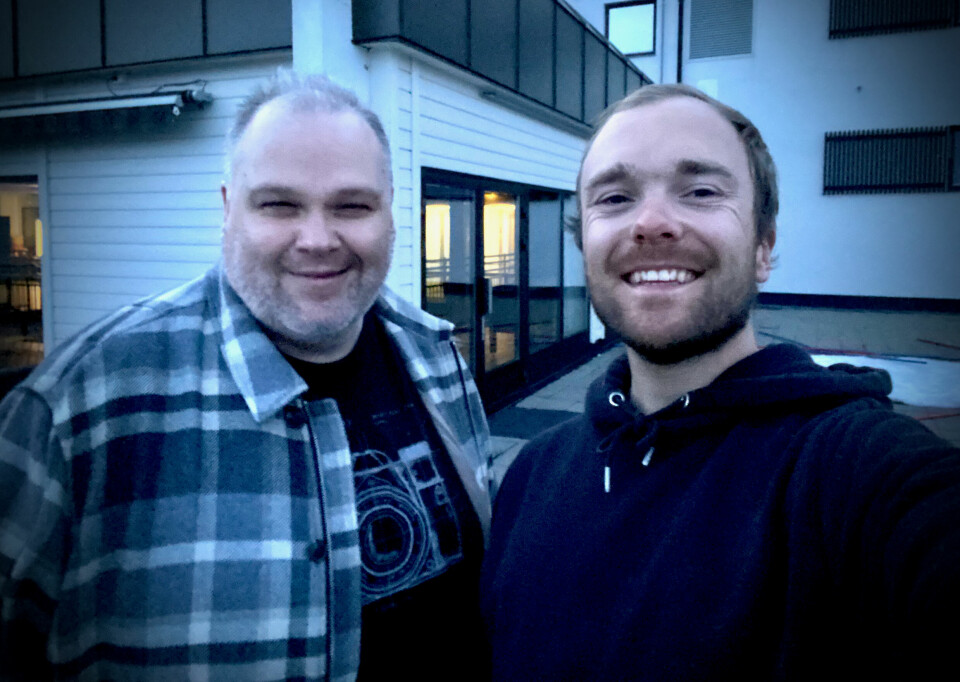 Erik Mohn og Oskar Ohlsson er programledere på 17 mai sendingen fra Storefjell resort Hotell på Golsfjellet hvor toget forgår på ski.