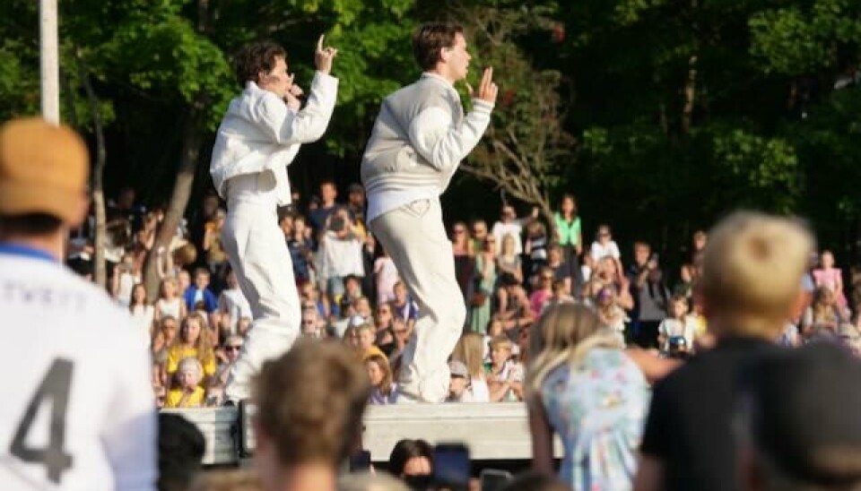 Norway Cup 2023 er i gang. Marcus og Martinus lagde kjempestemning fort 30.000 tilskuere